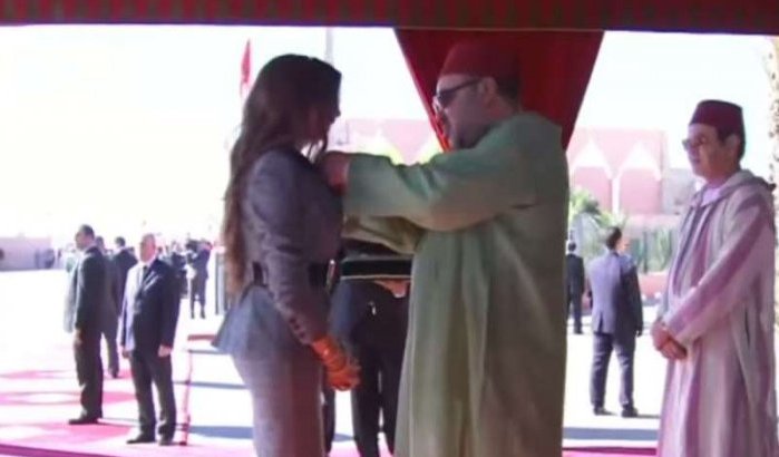 Dounia Batma krijgt Wissam van Koning Mohammed VI (video)