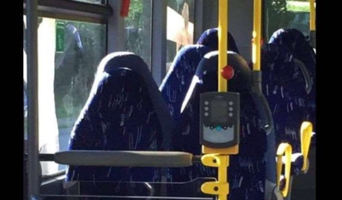 Xenofobe groep verwart busstoelen met vrouwen met boerka's (foto)