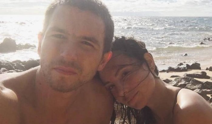 Matteo Simoni en vriendin gestrand in Marokko