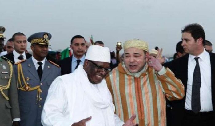 Koning Mohammed VI rijdt SUV met Malinese President en chauffeur achterin