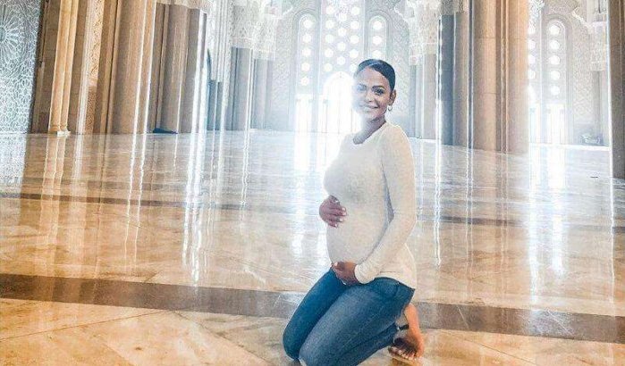 Zwangere Christina Milian bezoekt Hassan II moskee (foto's)