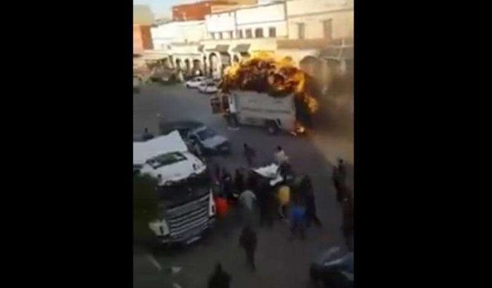 Marokko: man rijdt met brandend vrachtwagen en zorgt voor chaos (video)