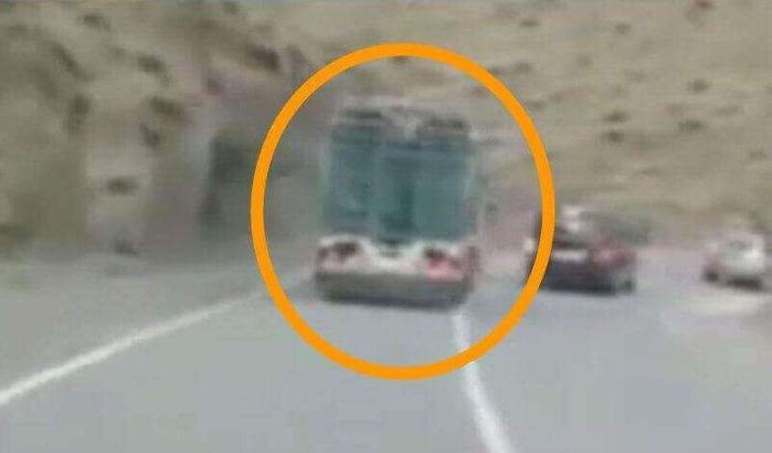 Vrachtwagen zorgt voor chaos op weg vol bochten (video)