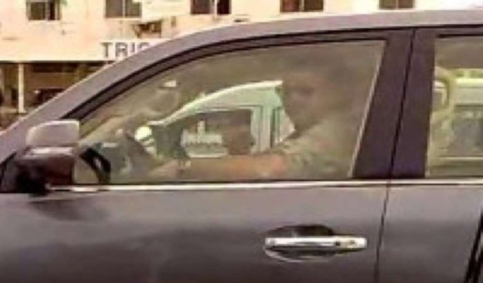Koning Mohammed VI met de auto in Abidjan