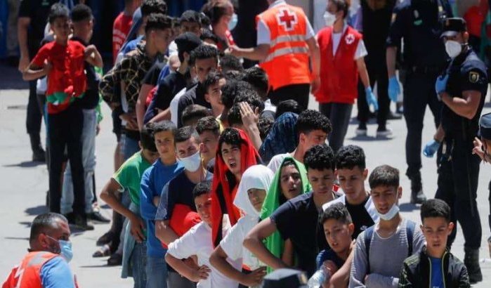 Ruim duizend minderjarige migranten zwerven door Sebta