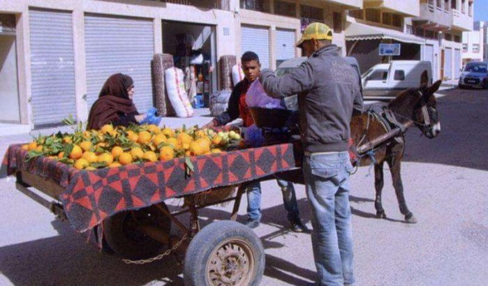 Marokko: werkloze man in Agadir naait mond en ogen dicht
