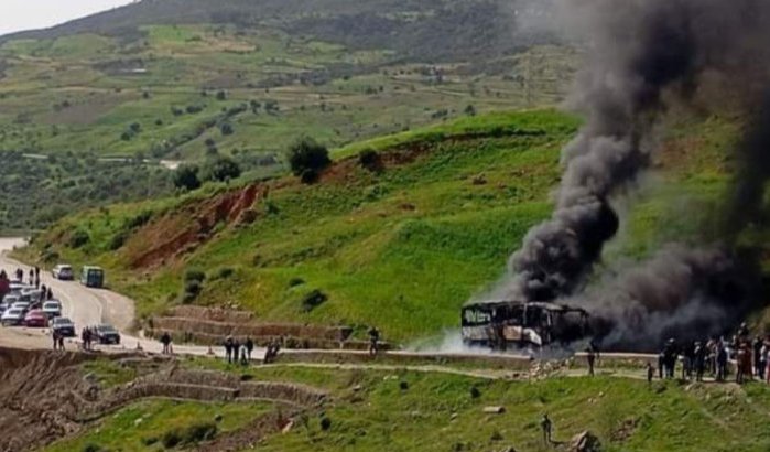 Bus volledig uitgebrand in Chefchaouen, passagiers ongedeerd (foto's)
