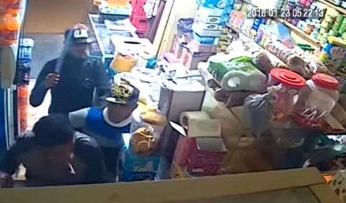 Winkelier in Marokko jaagt gewapende dieven weg met stok (video)