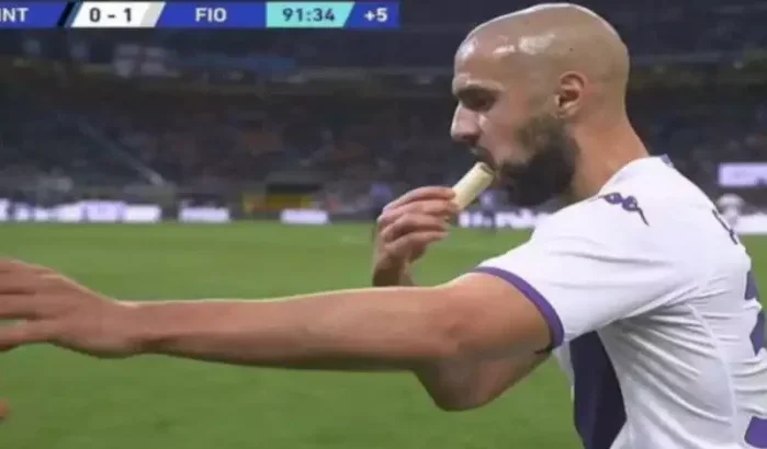 Sofyan Amrabat verrast supporters tijdens wedstrijd-onderbreking