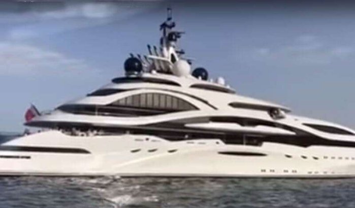 Mohammed VI op boot Emir Qatar gespot in Al Hoceima (video)