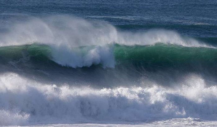 Zeedijk Salé verwoest door gigantische golven (video)