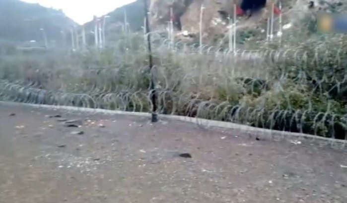 Dit is het prikkeldraad dat Algerije op de grenzen met Marokko heeft geïnstalleerd (video)