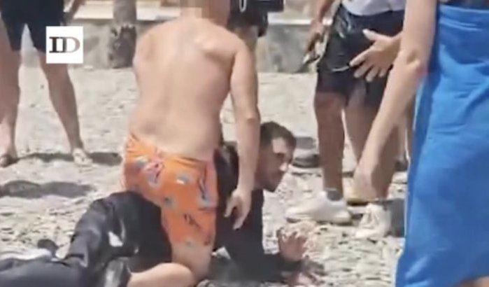 Marokkaanse migranten gestopt door vakantiegangers op Spaans strand