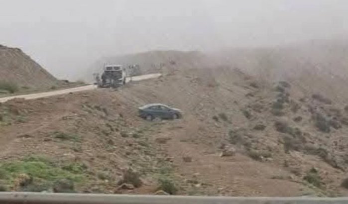 Auto in ravijn door mist op kustweg Al Hoceima