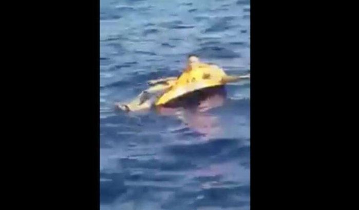 Marokkaan probeert naar Spanje te emigreren met boei (video)