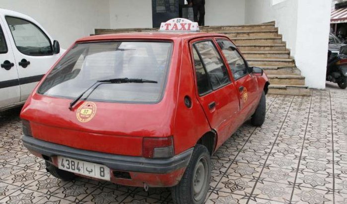 Dieven reden met taxi om klanten te beroven in Casablanca