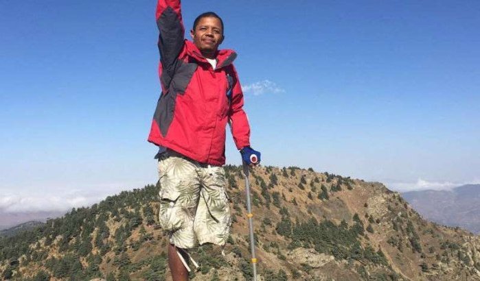 Marokkaan met één been bereikt top Toubkal (video)