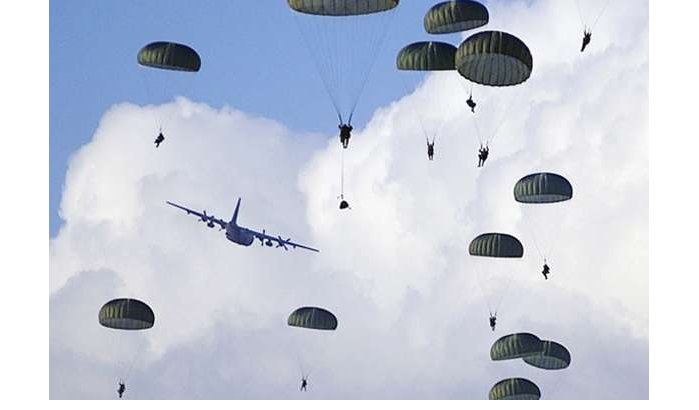 Belgische paratroopers trainen in Ouarzazate