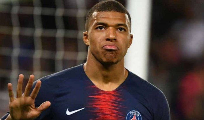 Voetballer Kylian Mbappé voetbalt met Marrakchi's (video)