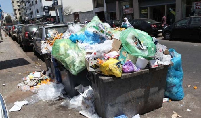 Tanger overspoeld door afval (video)