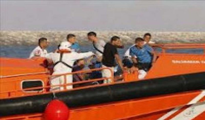 Spanje onderschept Marokkaanse vluchtelingen in minuscule boot