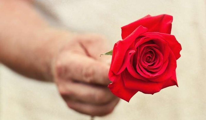 Leerkracht in Marokko geschorst na bloemen aan collega's te hebben gegeven
