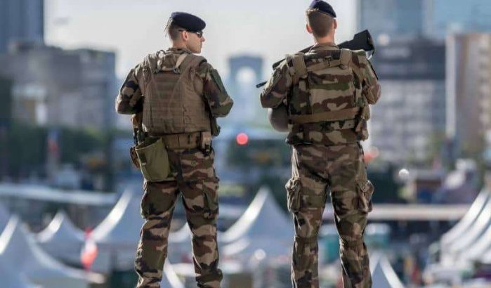 Ophef om vrouw met hoofddoek op legerkalender in Frankrijk