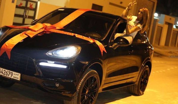 Dounia Batma krijgt Porsche van man (video)