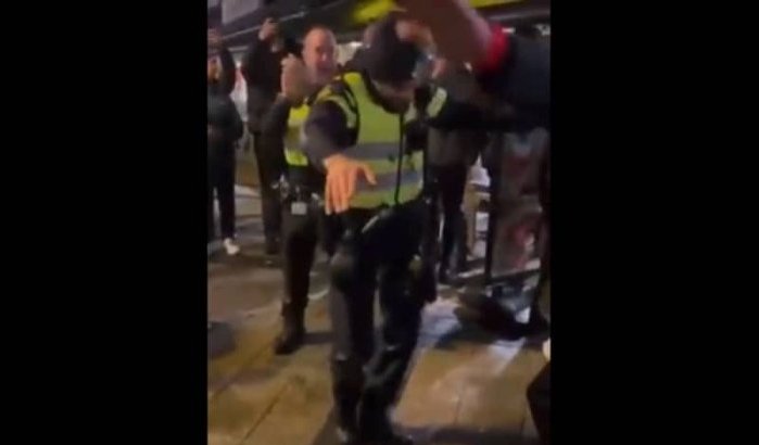 Politieagent danst met Marokkaanse fans in Amsterdam (video)