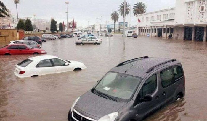 Tanger onder water na zware buien (video)