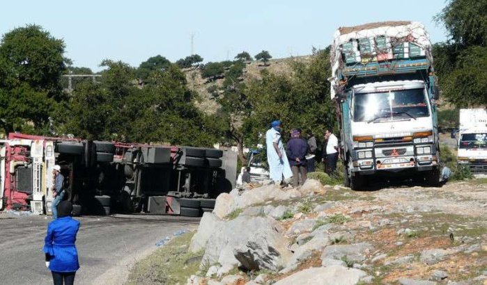 Vrachtwagen valt van brug in Marokko, één dode 