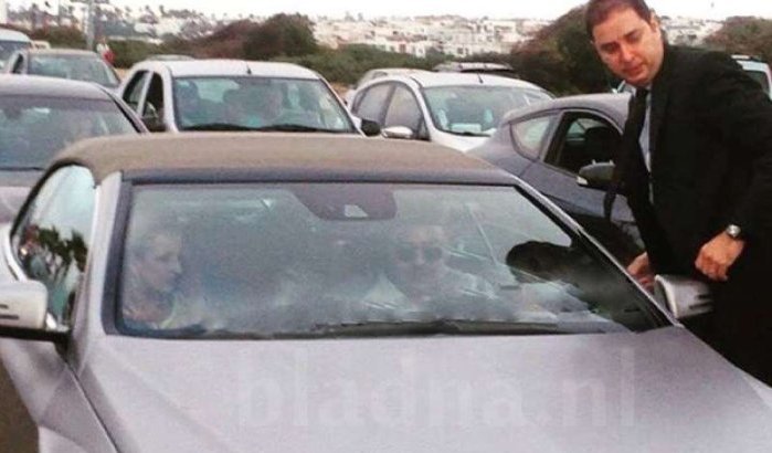 Koning Mohammed VI in de file in Casablanca