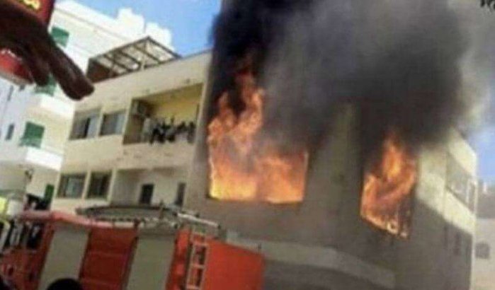 Vrouw in Marokko redt kinderen van brand door ze uit raam te gooien