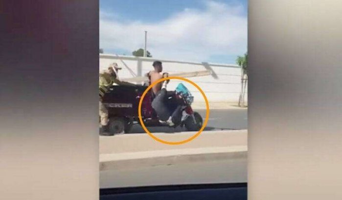 Marokko: man rijdt door bij wegversperring en sleept agent over tientallen meters (video)