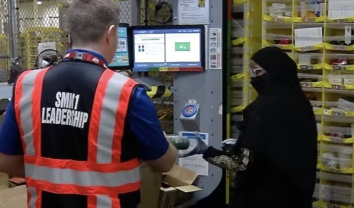 Op maat gemaakte hijab voor Amazon-medewerksters (video)