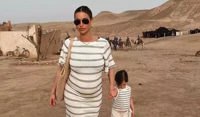 Zwangere Britse ster toont trots babybump in Marrakech