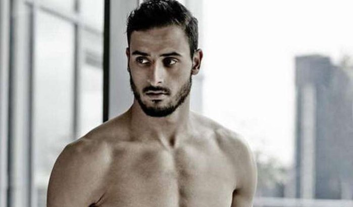 Nacer Chadli bijna naakt voor het goede doel