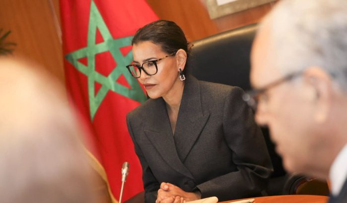 Prinses Lalla Meryem helpt verminkte Imane uit Taza