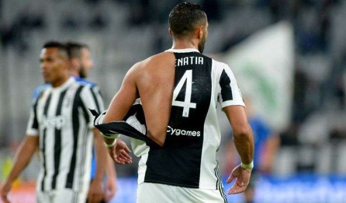 Tegenstander scheurt trui Benatia kapot tijdens wedstrijd (video & foto's)