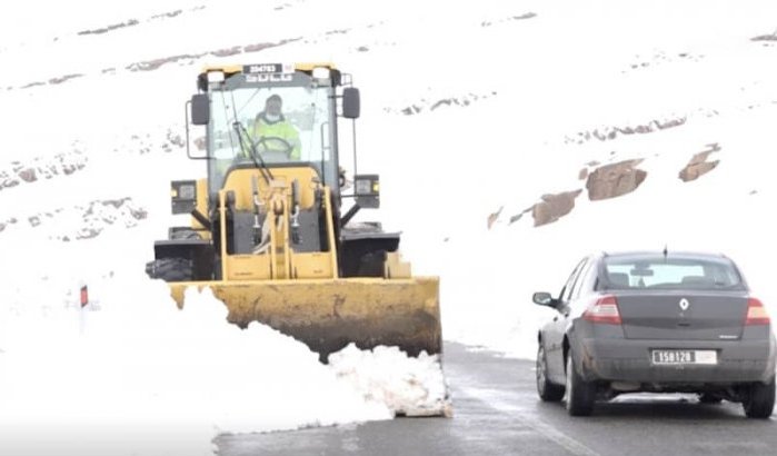 Man zit zes dagen op besneeuwde weg vast in Tinghir (video)
