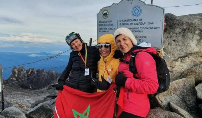 Marokkaanse vrouwen beklimmen Kinabalu-berg in Zuidoost-Azië 