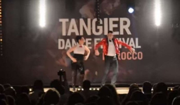 Tanger danst op latino muziek (video)