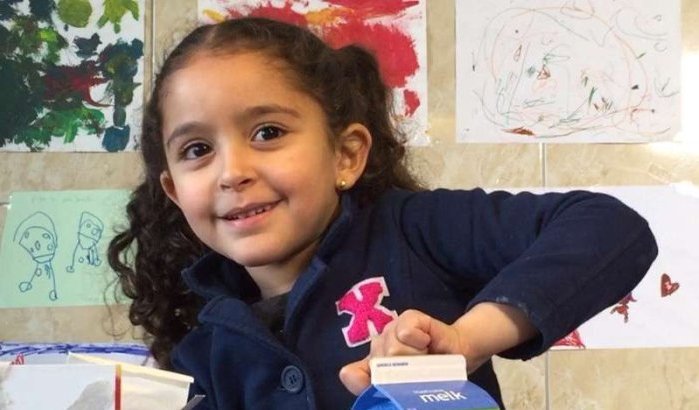 Kinderprogramma: Tasnim (5) bakt zelf pannenkoeken