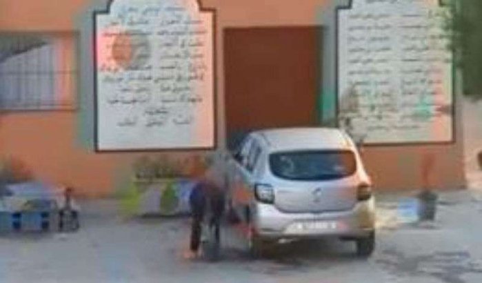 Marokko: beelden jongetje die auto leerkracht wast schokken (video)
