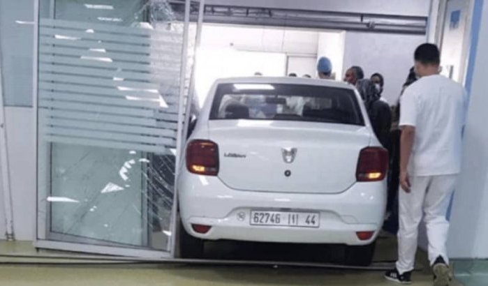 Spanjaard rijdt met auto ziekenhuis binnen in Rabat