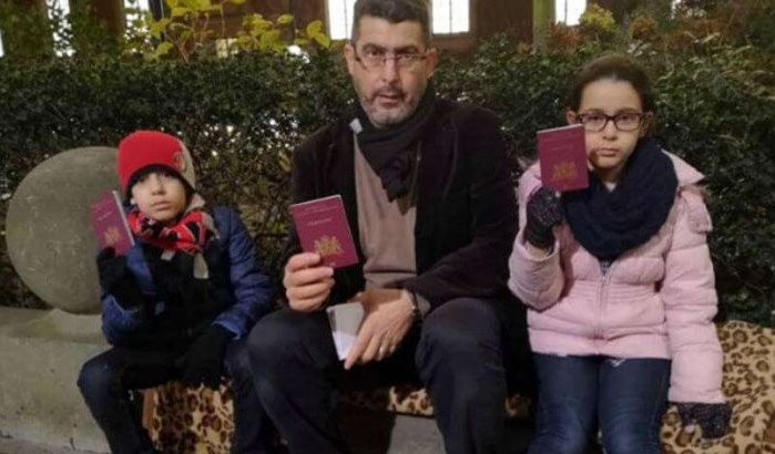 Marokkaanse Nederlander met twee kinderen op straat