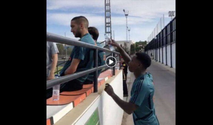 Ziyech reageert vliegensvlug op grapje teamgenoot (video)