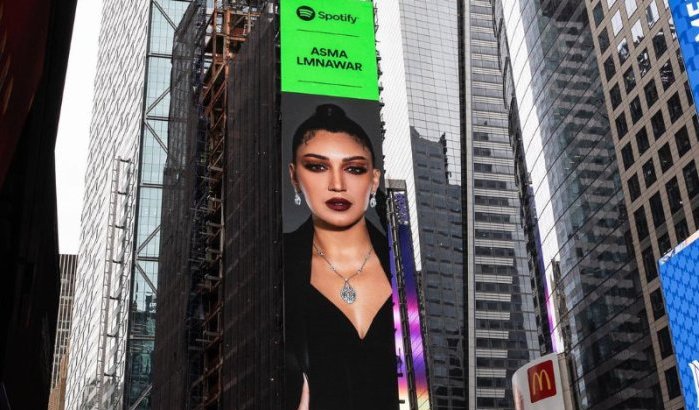 Asma Lmnawar straalt op Times Square (foto)