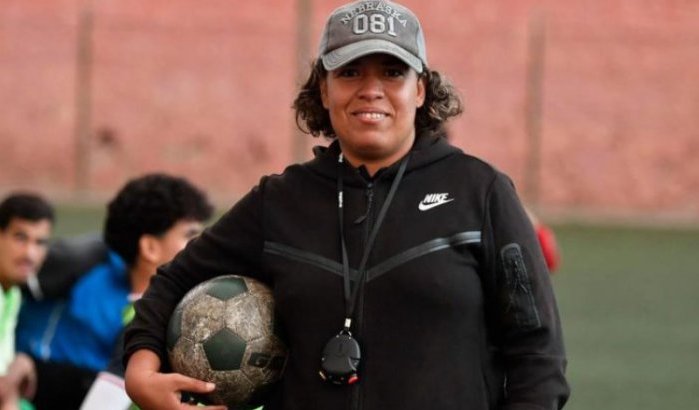 Hasnaa Doumi, eerste vrouwelijke coach van een mannenvoetbalteam in Marokko