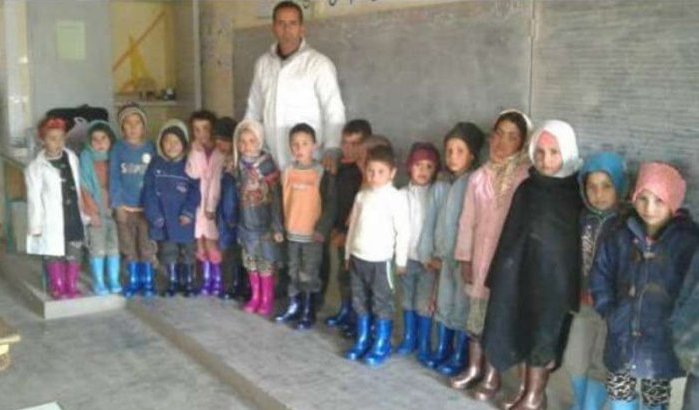 Koudegolf in Marokko: leerkracht deelt warme kleren uit aan leerlingen (foto's)
